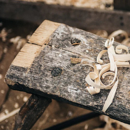Raw beech wood block with fresh shavings on the sculptor's bench — Boselli craftsmanship in Grasse | LaPeNu
