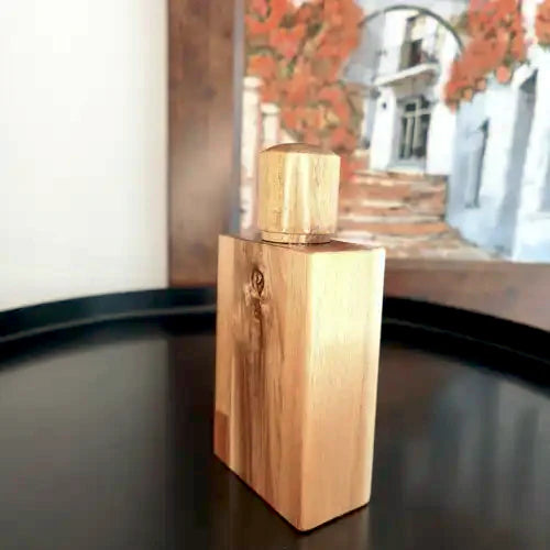 Boselli No. 11 Musc · Hêtre, beech wood flacon in natural daylight, handscuplted art | LaPeNu