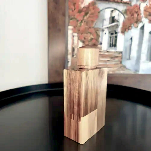 Boselli No. 10 Vétiver · Natural beech wood grain detail, sculpted perfume flacon | LaPeNu
