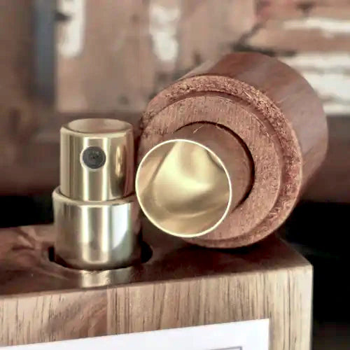 Boselli No. 10 Vétiver · Disassembled flacon showing glass insert and beech wood shell | LaPeNu