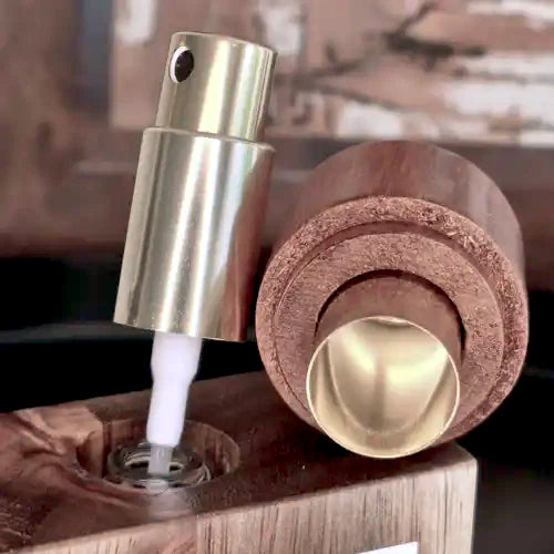 Boselli No. 10 Vétiver · Spray pump and open wooden cap revealing glass reservoir | LaPeNu