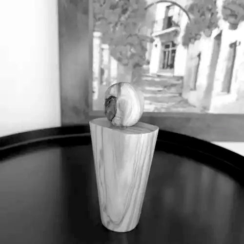 Boselli No. 6 – Olive wood perfume flacon, black-and-white full view with sculpted stopper, Honeysuckle eau de toilette, 30 ml – made in France | LaPeNu