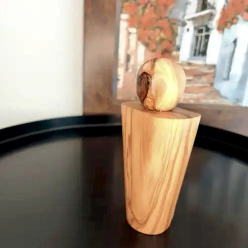 Boselli No. 6 – Olive wood perfume flacon, rear view showing natural wood grain and sculpted stopper, Honeysuckle eau de toilette, 30 ml – made in France | LaPeNu