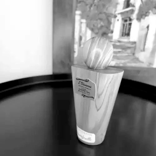 Boselli No. 6 – Olive wood perfume flacon with Boselli label, black-and-white close-up, Honeysuckle eau de toilette, 30 ml – made in France | LaPeNu