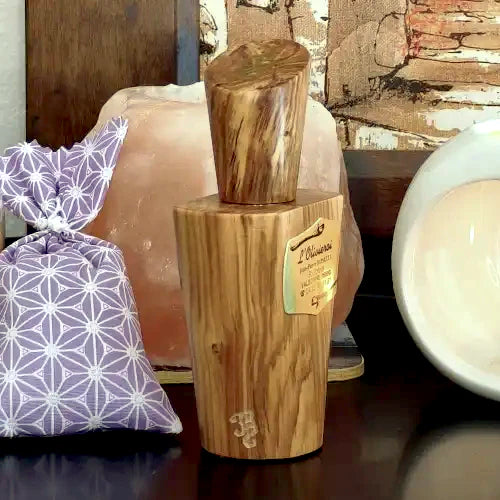 Boselli No. 4 – hand-sculpted olive wood perfume flacon with stopper, label reading "L'Oliveroi", warm wood grain tones | made in France | LaPeNu