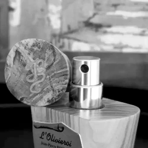 Boselli No. 4 – olive wood flacon open, carved wooden cap and metal spray pump, black-and-white, made in France | LaPeNu