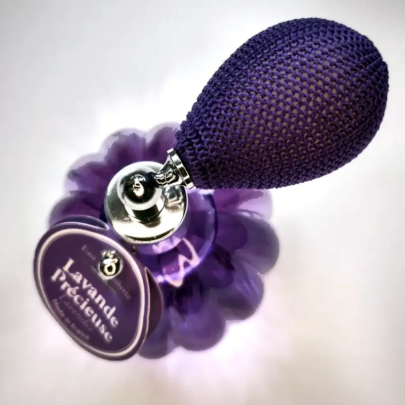 Lavande Précieuse natural lavender EdT – top view of poire bulb and Lavande Précieuse label. Retro atomizer, calming fine lavender fragrance. Made in France | LaPeNu