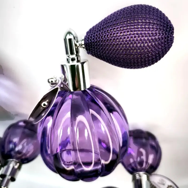 Lavande Précieuse natural lavender EdT – close-up of engraved purple glass flacon and fabric poire bulb. Floral fougère, refillable atomizer. Made in France | LaPeNu