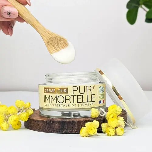 Firms & smooths with organic Immortelle oil & hyaluronic acid. Daily anti-aging face cream. Provence, France | LaPeNu