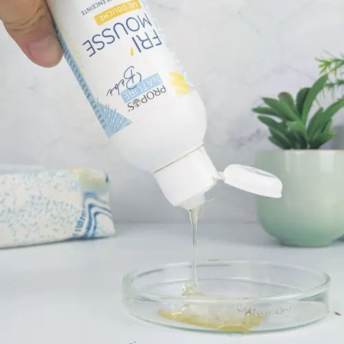 Propolis Bébé Fri'Mousse gentle cleansing foam being poured – certified organic, for babies, pregnant and breastfeeding women, France | LaPeNu